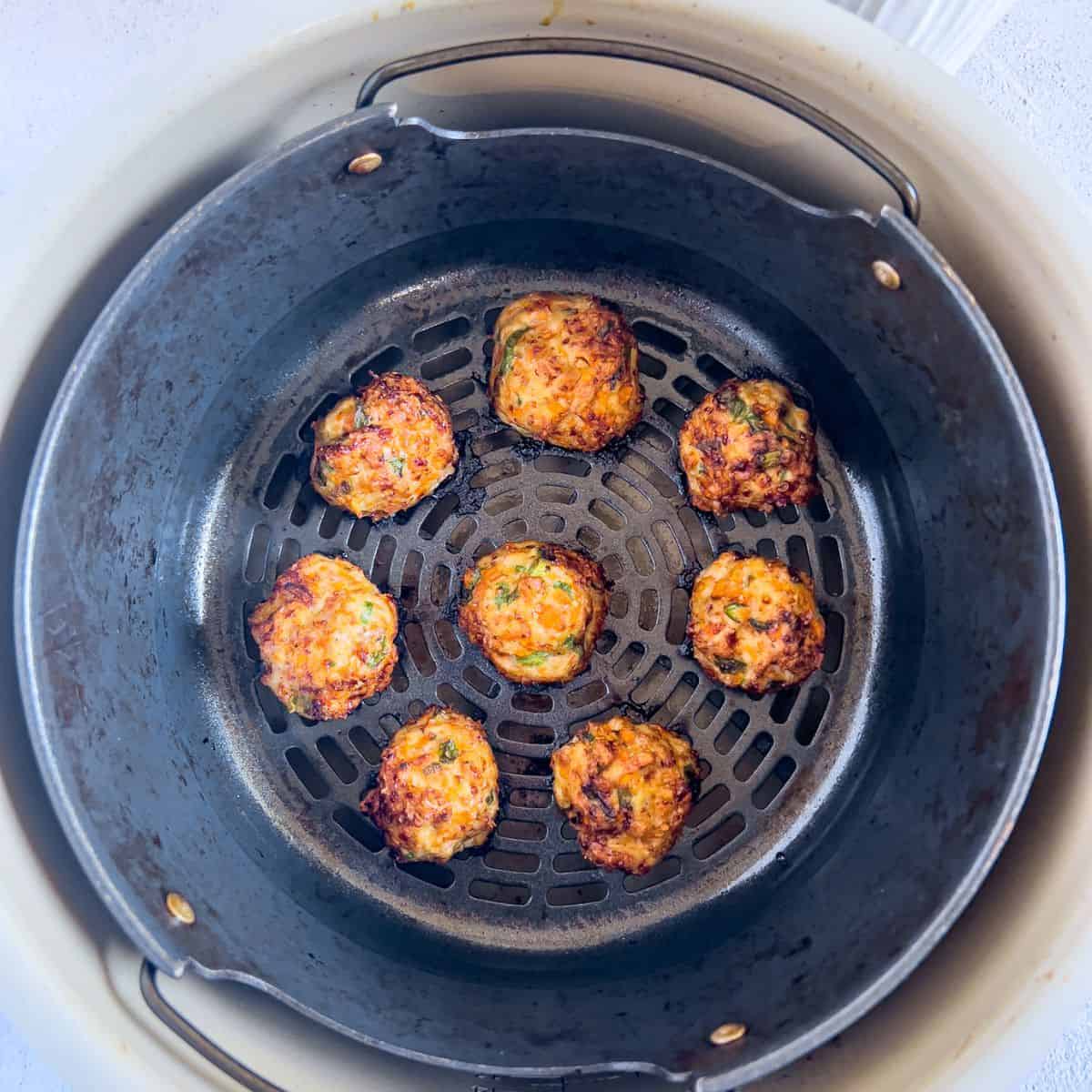 Finish dish of air-fried chicken meatballs.