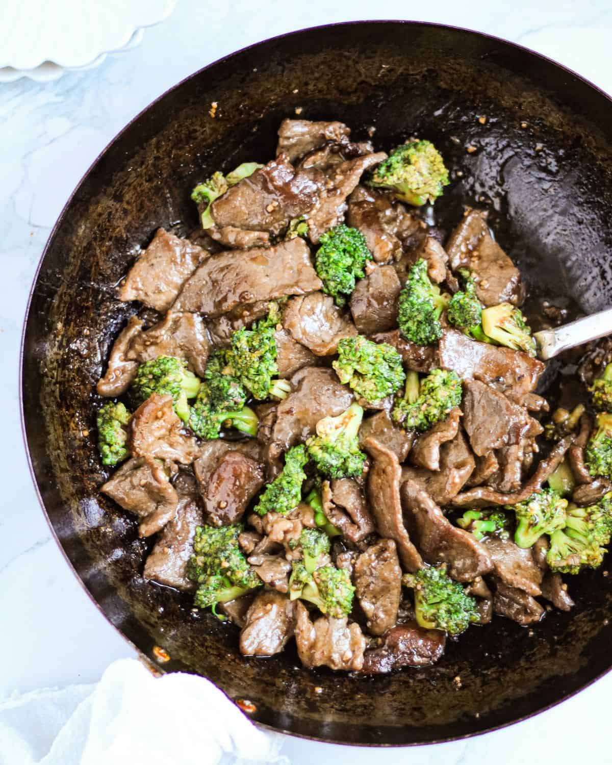 Finish dish of beef and broccoli in a wok, ready to serve.